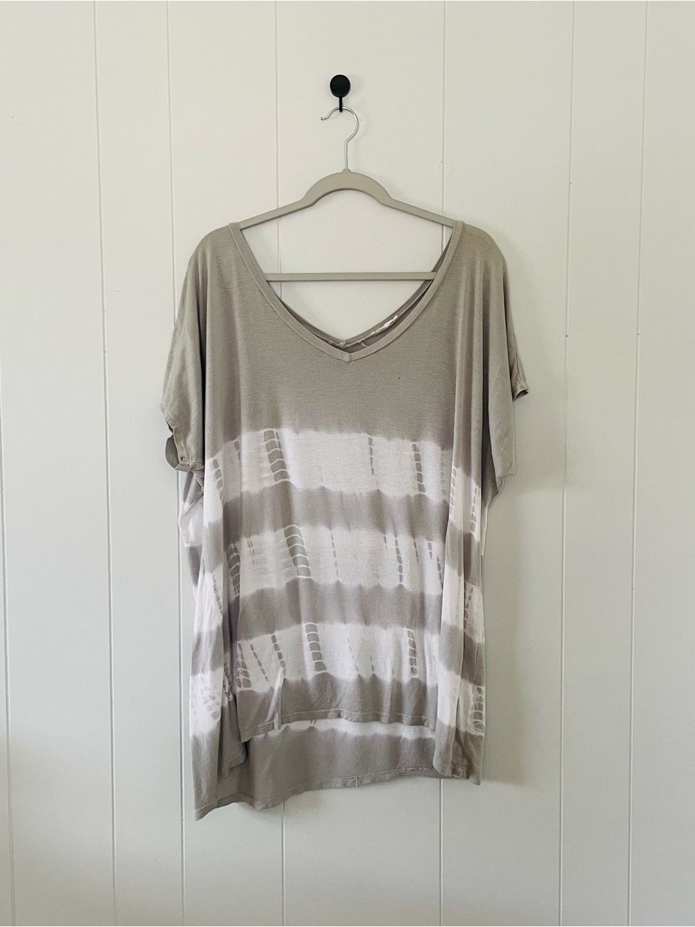 easel Taupe and White Tie-Dye V-Neck Short Sleeve Top
